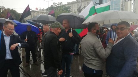 ВМРО с протестна акция, блокира движението около ЦУМ