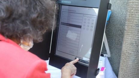 Ще бъдат ли осигурени навреме машините и софтуерът за парламентарния вот?