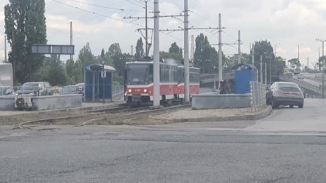 Камион и цистерна удариха кола в София