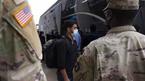 Афганистански бежанци нападнаха американска военнослужеща 