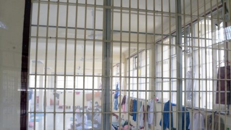 Хванаха затворник да си вари ракия в килията
