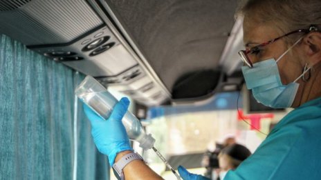 Адв. Мария Петрова: Ваксинирането в молове и градинки е рисково