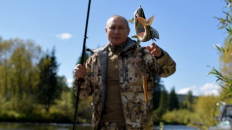 Карантината на Путин приключи, отиде на риболов в Сибир