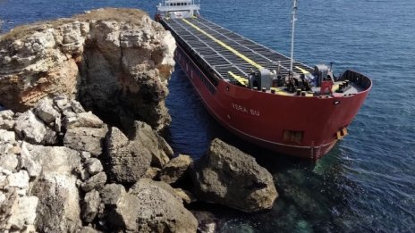 Вината за заседналия кораб е политическа