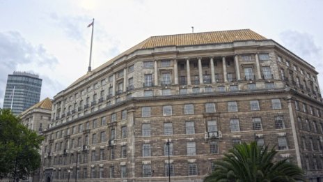 Потупването по рамото: Как MI5 и MI6 набират своите агенти?