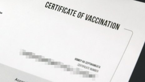 Източват дебитни карти под предлог, че сканират кода за ваксина