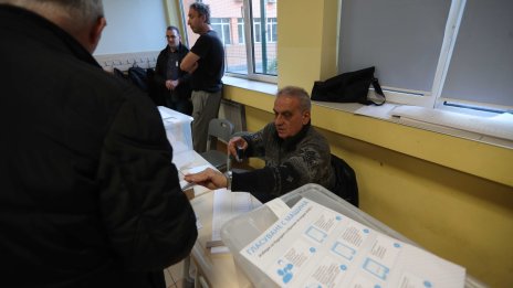 Нарушение: Член на комисия в Септемврийци подписва и пуска бюлетини в урна