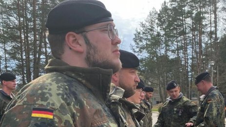 Двама германски войници от НАТО са били бити в Нидерландия