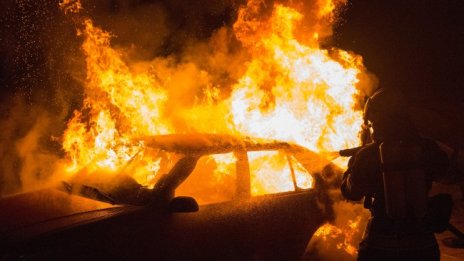 Две коли са опожарени в столичен квартал