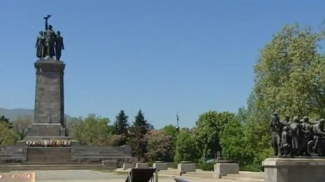 Ленин дава пенсията си за ремонт на Паметника на съветската армия