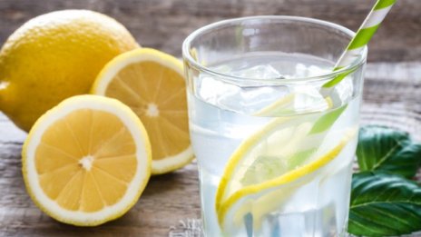 15 причини да пиете всяка сутрин вода с лимон