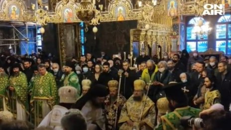 Стотици вярващи се стекоха в Рилския манастир