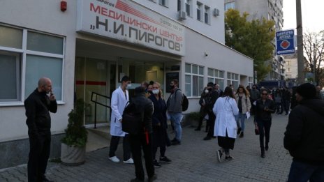И тази сутрин медици на опашка пред "Пирогов" да влязат на работа