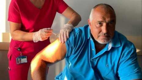 Защо една сестра ваксинира Борисов, Карадайъ и Пеевски? 