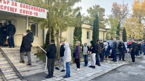 Ваксинацията в „Св. Анна“ спря за час