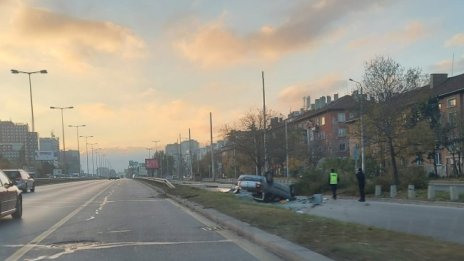 Кола се преобърна на „Цариградско шосе“