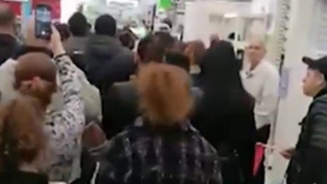 Срещу сертификата: Протестиращи нахлуха в магазини в Шумен