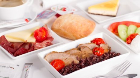 4-степенно меню в бизнес класа или топли сандвичи и напитки в икономична на борда на "България Еър" от 1 ноември