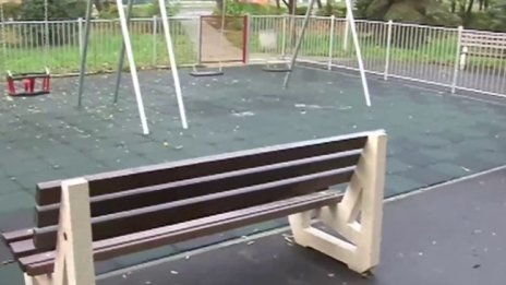 Младежи изпотрошиха детски площадки в Бургас