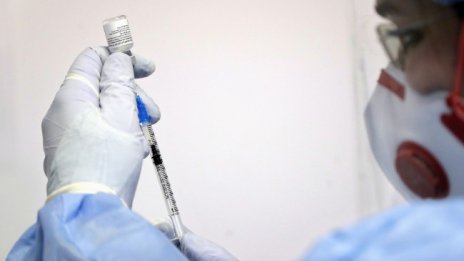 Бустерната доза намалява рязко риска от тежко преболедуване