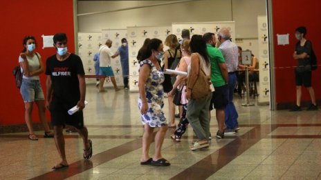 В Гърция неваксинирани ще посещават магазини само с отрицателен тест 