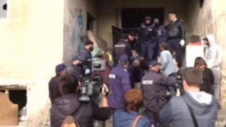 Напрежение във Враца: Жена припадна при събаряне на опасна сграда
