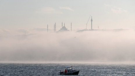 Смог и мъгла в Истанбул, образуваха се задръствания