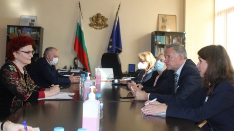 Кацаров: Партиите опитват да печелят гласове с антиваксърски мнения