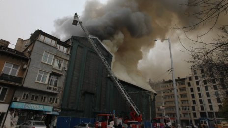 200 000 лева глоба за собственика на бившия театър, горял днес в София