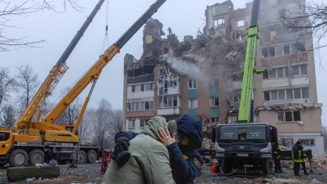 Руски дронове предизвикаха пожари в жилища в Киев, убивайки един човек