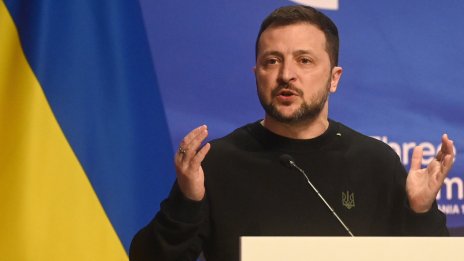 В Косово свалиха украинския флаг след изказване на Зеленски