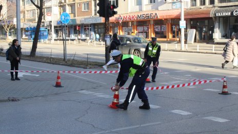 Блъснаха пешеходец в Кресна, движението е затруднено