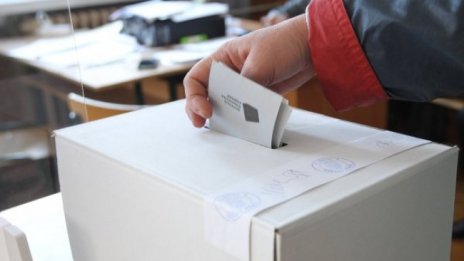 Лекари и пациенти заедно пред урните, за да гласуват 