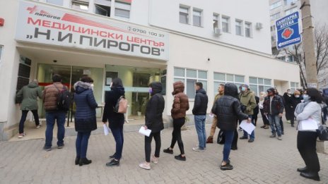 Изви се опашка от желаещи да се ваксинират пред "Пирогов" 