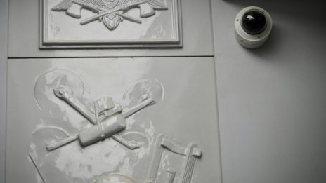 Дронове и пейки във формата на ковчези "красят" новата метростанция в Москва ВИДЕО