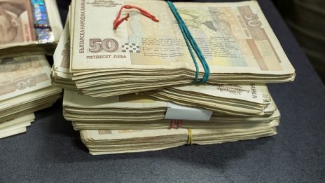 Висши служители искали подкупи от 10 бона месечно 