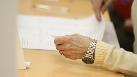 Жалба на член на СИК - качила 3 кг заради слабата избирателна активност