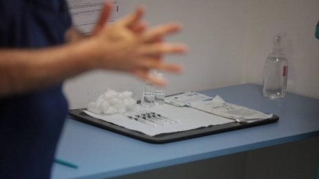 Всичко за ваксините от утре на телефонна линия на МЗ 