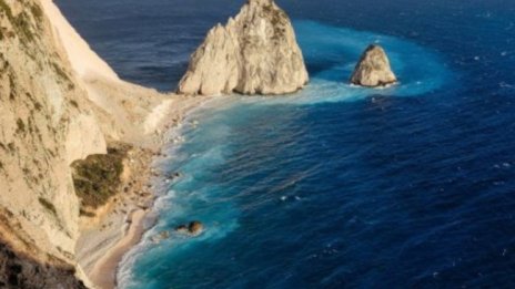 Свлачища, наводнени сгради, прекъснати пътища заради буря в Гърция