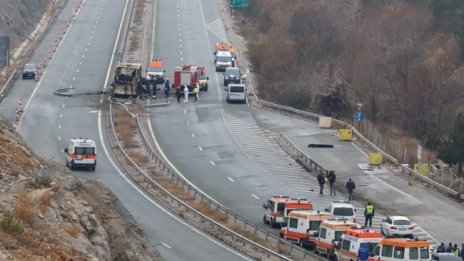 Транспортират със самолет телата на загиналите при катастрофата на АМ „Струма“ в РСМ