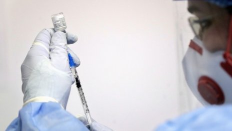 Ваксинацията на хора над 60 г. става задължителна в Гърция