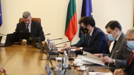 Превозвачи, туроператори, работници с пари по мерки за подкрепа