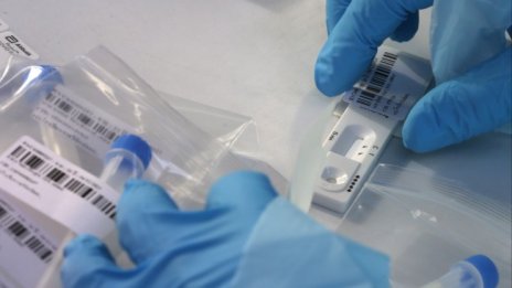 В САЩ предпазливи с изводите дали Омикрон е по-лек вариант 
