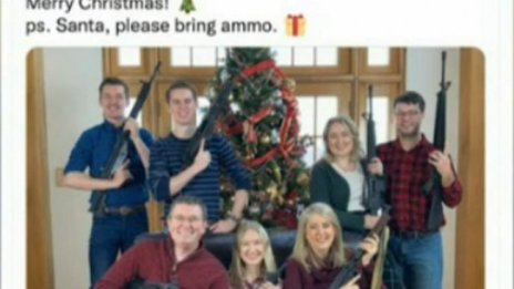 Гняв в САЩ заради коледна снимка с оръжие