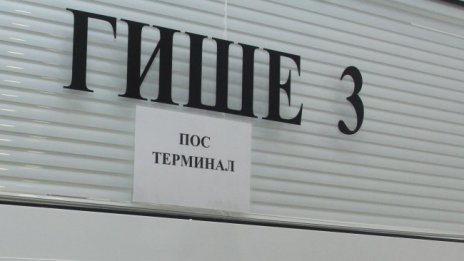 По-малкото държавни служители могат да са с по-висока заплата