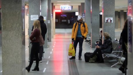 Спящи бездомници по столове в чакалнията на Централна гара 