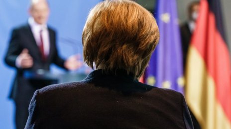 След 16 години на власт: Какво ще прави Меркел от тук нататък? 