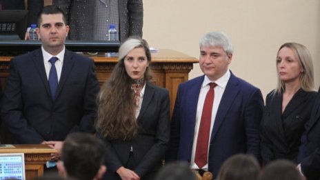 12 нови депутати се заклеха, приеха оставките на Балникова и Бориславова