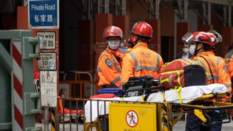 Пожар в Световния търговски център в Хонконг, 150 души са блокирани