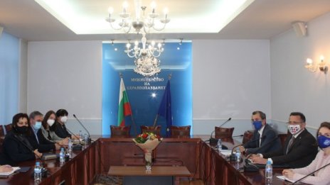 Сербезова: Приоритет е повишаването на ваксинираните